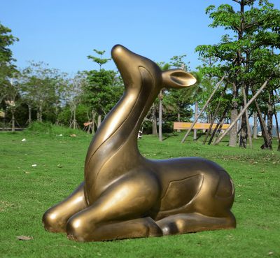 户外园林景区一只卧着的不锈钢仿铜鹿雕塑