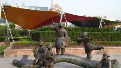 海岸景区公园仿古做旧儿童放风筝铜雕塑