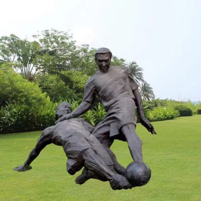 踢足球人物铜雕，体育运动主题雕塑