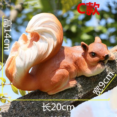 树枝上一只找食物的树脂松鼠雕塑