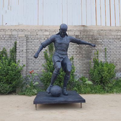 踢足球的运动员人物铜雕
