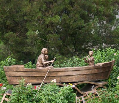 公园小区园林摆放铸铜一家三口黄铜船雕塑