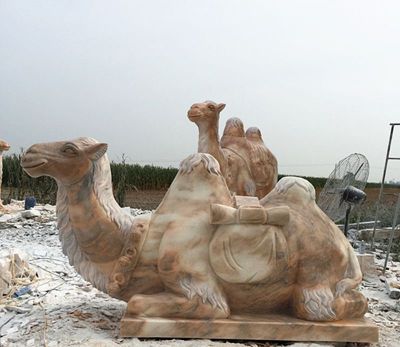 公园里摆放的坐着一只驮着行李的玻璃钢创意骆驼雕塑