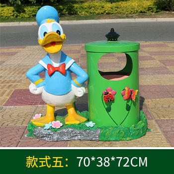 公园一只垃圾桶旁边的玻璃钢唐老鸭雕塑