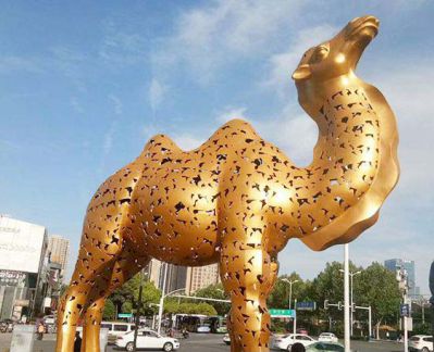 广场摆放的抬头的不锈钢镂空骆驼雕塑