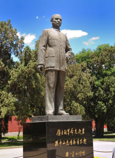 广场中心摆放中国近代伟人孙中山先生铸铜雕塑