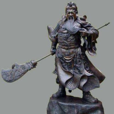古铜关公像，右手持刀左手捻须站立的关于铜雕像
