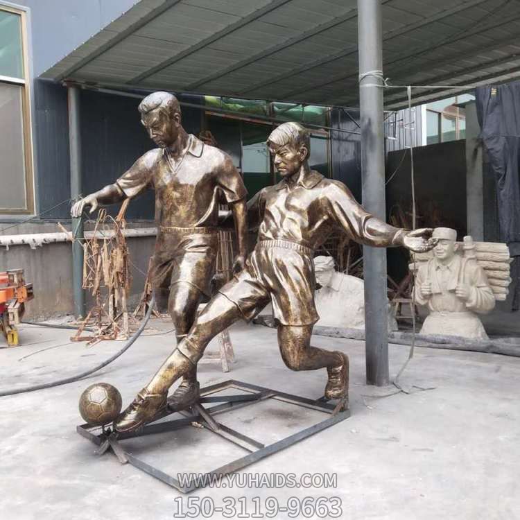 校园广场玻璃钢仿铜踢足球的人物雕塑摆件