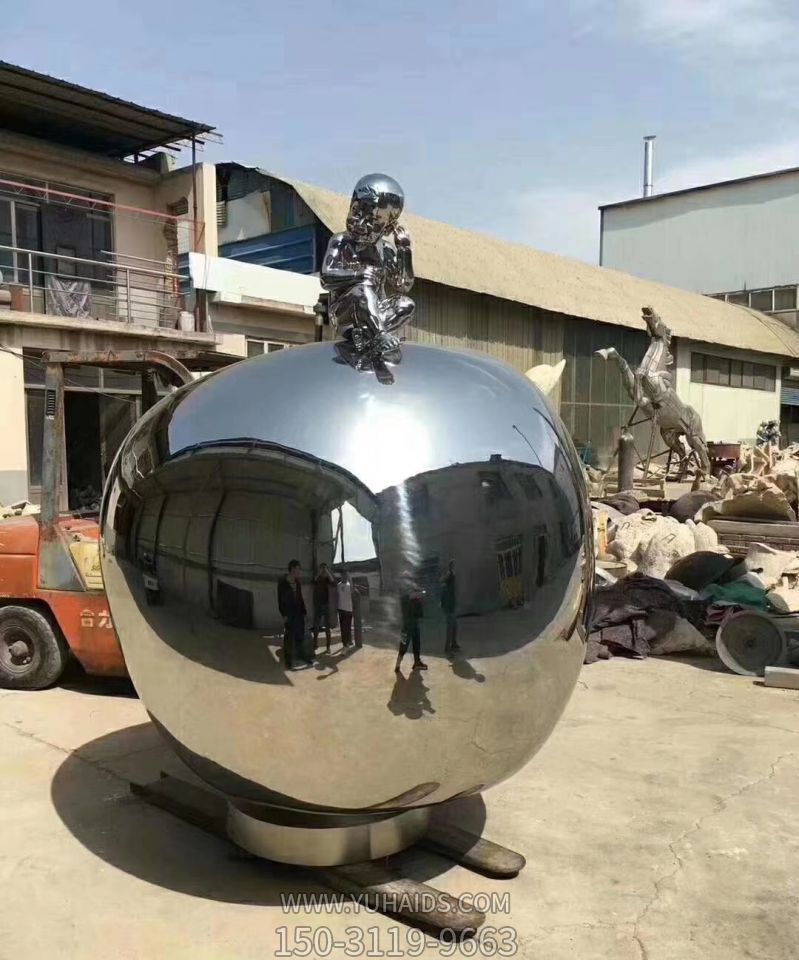 不锈钢镜面小朋友坐着上面的球体雕塑