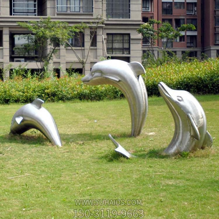小区花园草地摆放三只不锈钢拉丝海豚雕塑