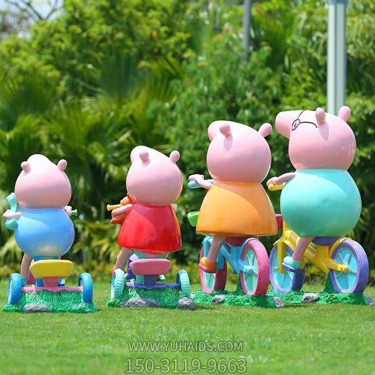 动物卡通玻璃钢彩绘户外草坪摆件骑自行车的小猪佩奇一家雕塑