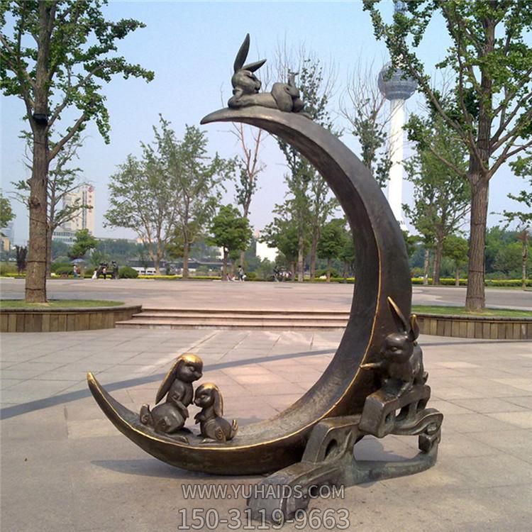 广场公园玻璃钢仿铜月亮上的兔子景观雕塑