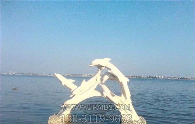 海边摆放多个不锈钢海豚雕塑