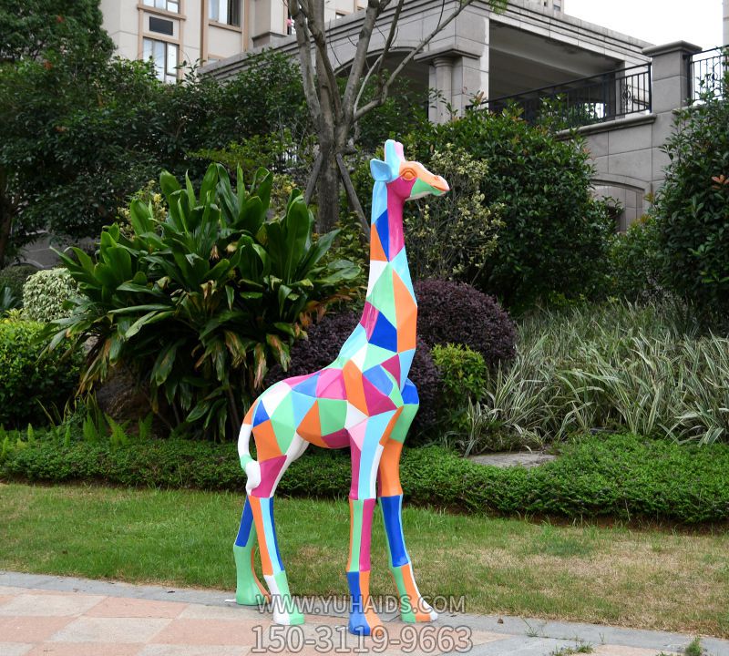 公园景区大型玻璃钢几何彩绘长颈鹿雕塑