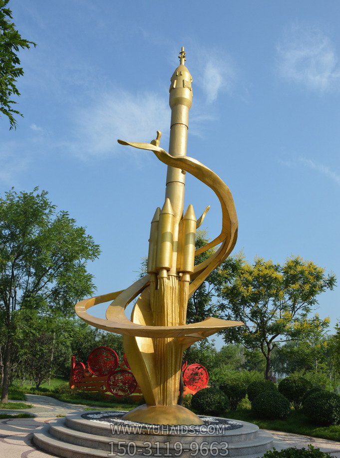 公园里摆放的金色的不锈钢喷漆火箭雕塑