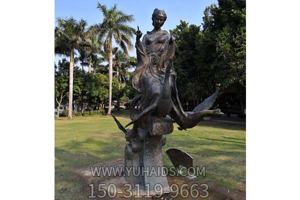 仙鹤雕塑-公园创意不锈钢仿铜女人坐着鹤雕塑