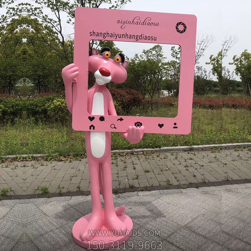 公园玻璃钢创意照相粉色顽皮豹雕塑