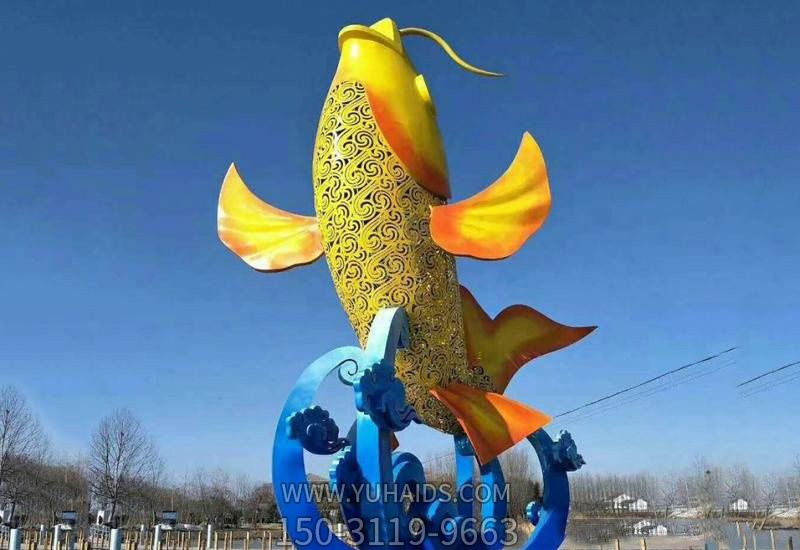 广场摆放的玻璃钢彩绘鲤鱼雕塑