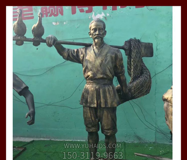 湖边景区摆放捕鱼的渔翁玻璃钢仿铜雕塑