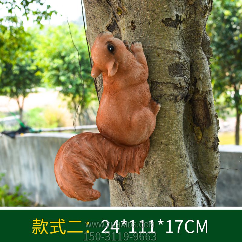 公园一只树上爬行的玻璃钢松鼠雕塑