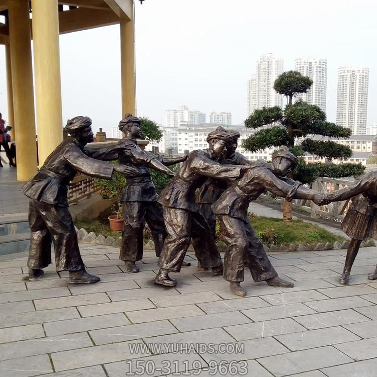 户外做游戏的人物雕塑