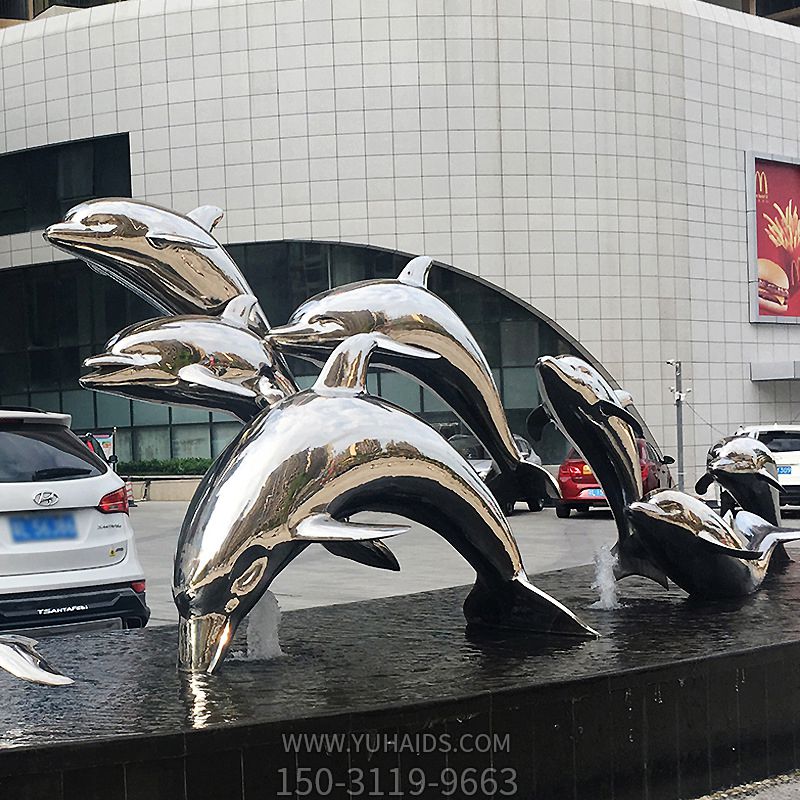 酒店门口多只不锈钢跳跃的海豚雕塑