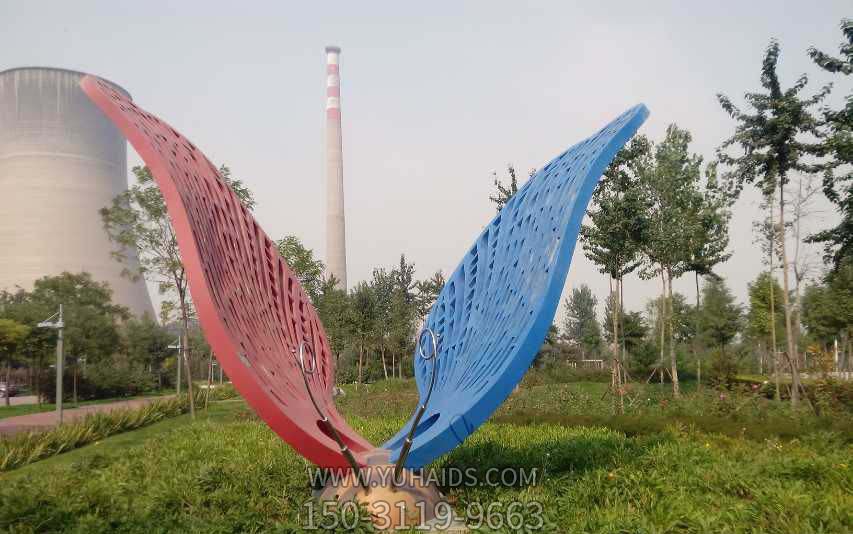 公园里摆放的飞翔的不锈钢创意瓢虫雕塑