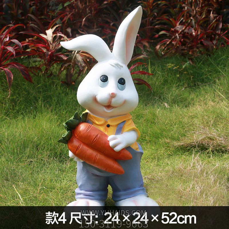 森林中一只抱着胡萝卜的玻璃钢兔子雕塑