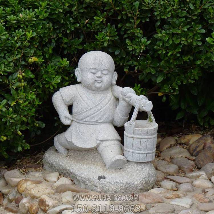 寺庙庭院大理石石雕挑着水桶的小沙弥雕塑