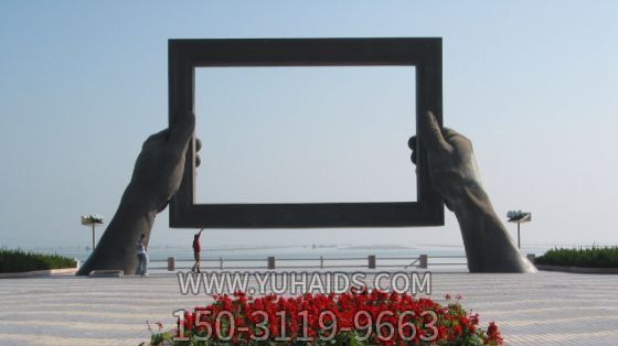 海边景区广场摆放手捉画框做旧手型青铜雕塑