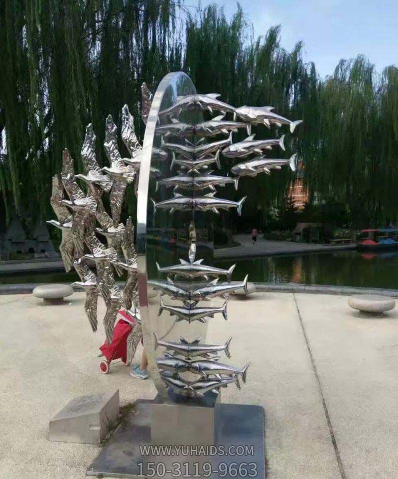 公园池塘一群飞翔的不锈钢鱼雕塑