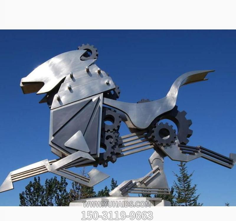 广场上摆放的不锈钢创意飞马雕塑