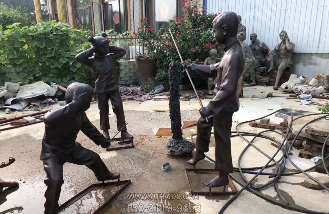 公园玻璃钢儿童放鞭炮雕塑