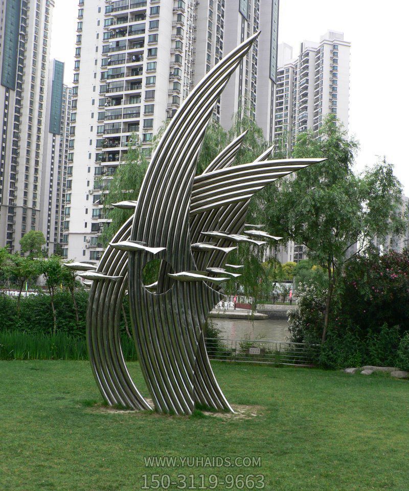 城市小区装饰一群空中游走的不锈钢鱼雕塑