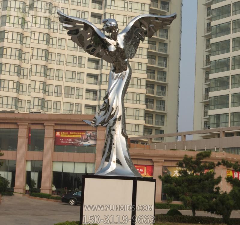 小区广场摆放不锈钢镜面天使雕塑