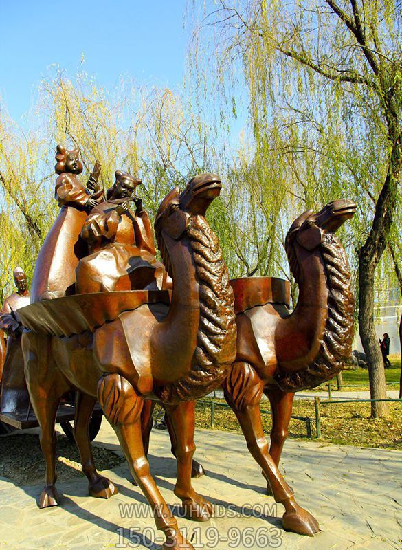 公园伦理摆放的两只驮着小孩的玻璃钢创意骆驼雕塑