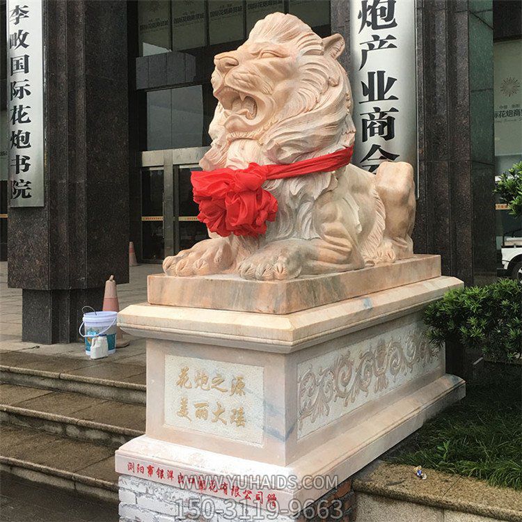 公园企业门口大型晚霞红石雕狮子雕塑