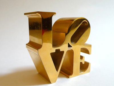 商场里摆放的金色的不锈钢创意LOVE雕塑