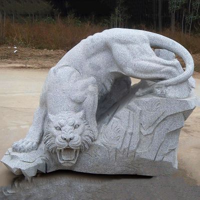 公园里摆放的青石石雕创意虎雕塑
