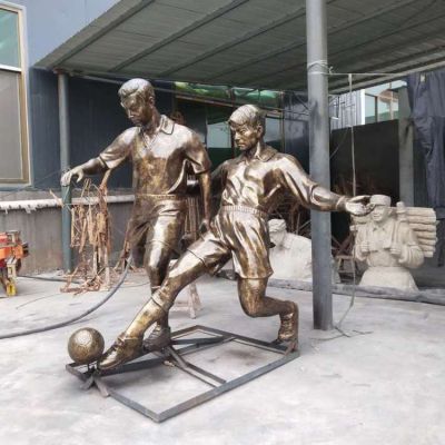 校园广场玻璃钢仿铜踢足球的人物雕塑摆件