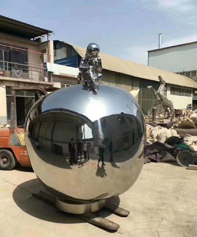 不锈钢镜面小朋友坐着上面的球体雕塑