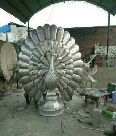 大型酒店里 一只开屏的玻璃钢做旧孔雀雕塑