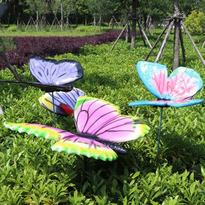 多只草坪彩绘蝴蝶雕塑