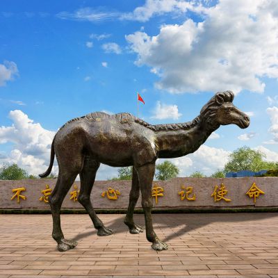 公园里摆放的小驼峰玻璃钢喷漆骆驼雕塑