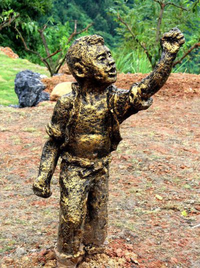 公园铜雕浮雕握拳头儿童雕塑