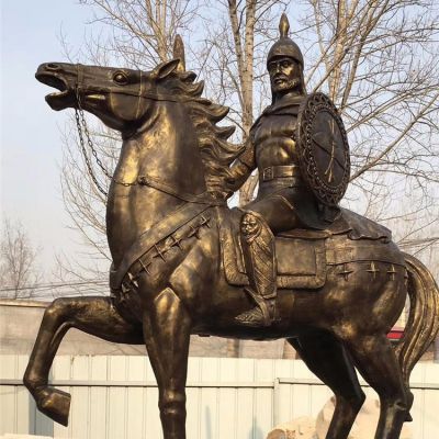 西方古代的骑马士兵铜雕，手持盾牌骑马身上的西方战士