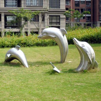 小区花园草地摆放三只不锈钢拉丝海豚雕塑