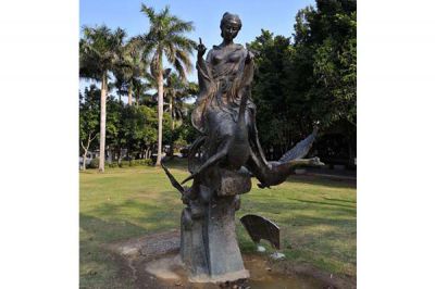仙鹤雕塑-公园创意不锈钢仿铜女人坐着鹤雕塑