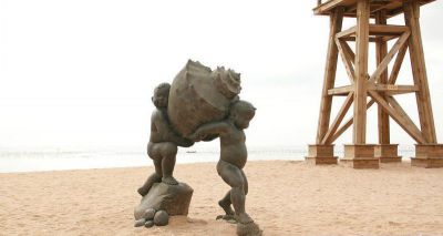 海边抬着海螺的小男孩景观儿童雕塑