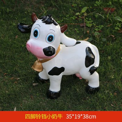 草坪一只带着铃铛的玻璃钢小牛雕塑